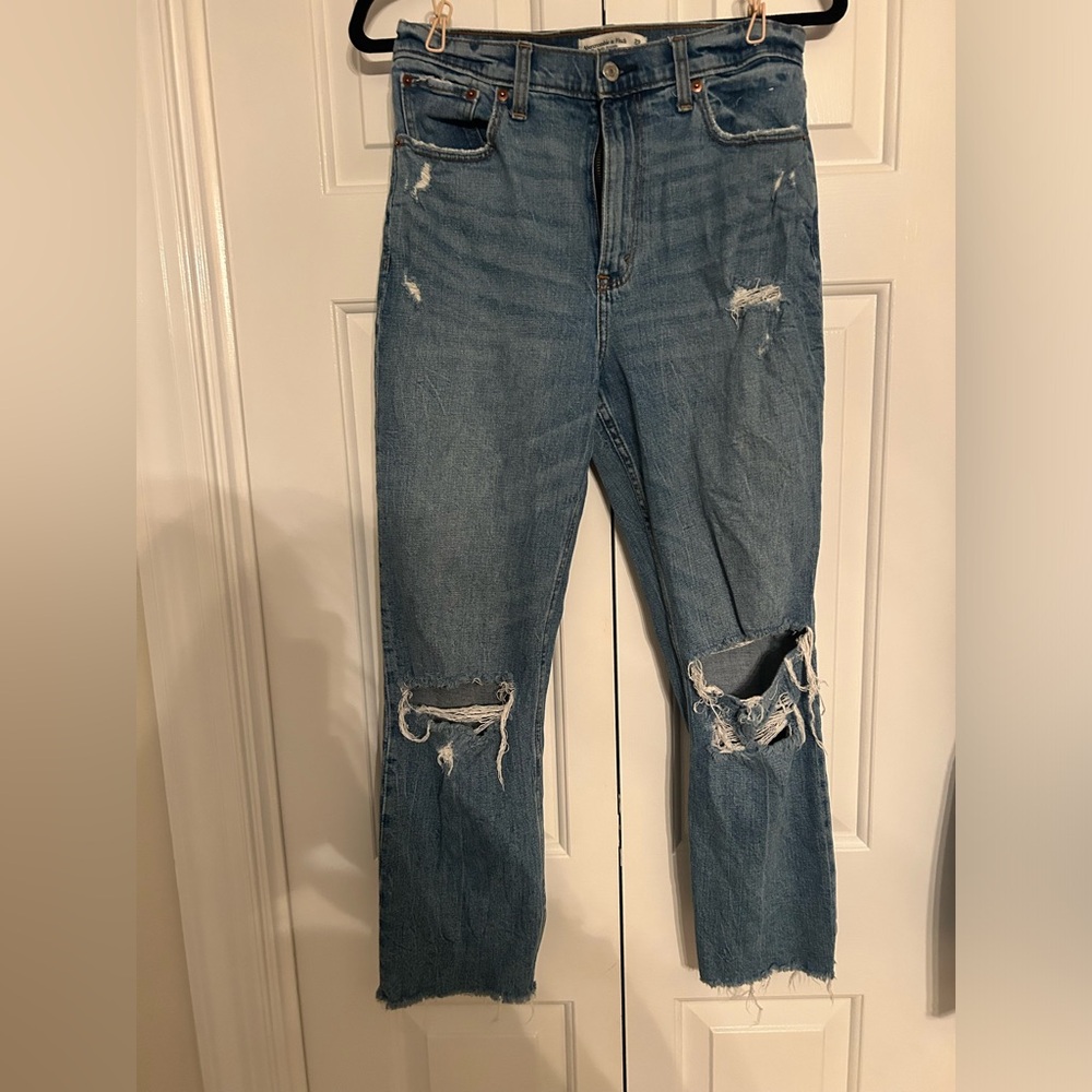 A&F Distressed The Ankle Straight Ultra High Rise - 8R